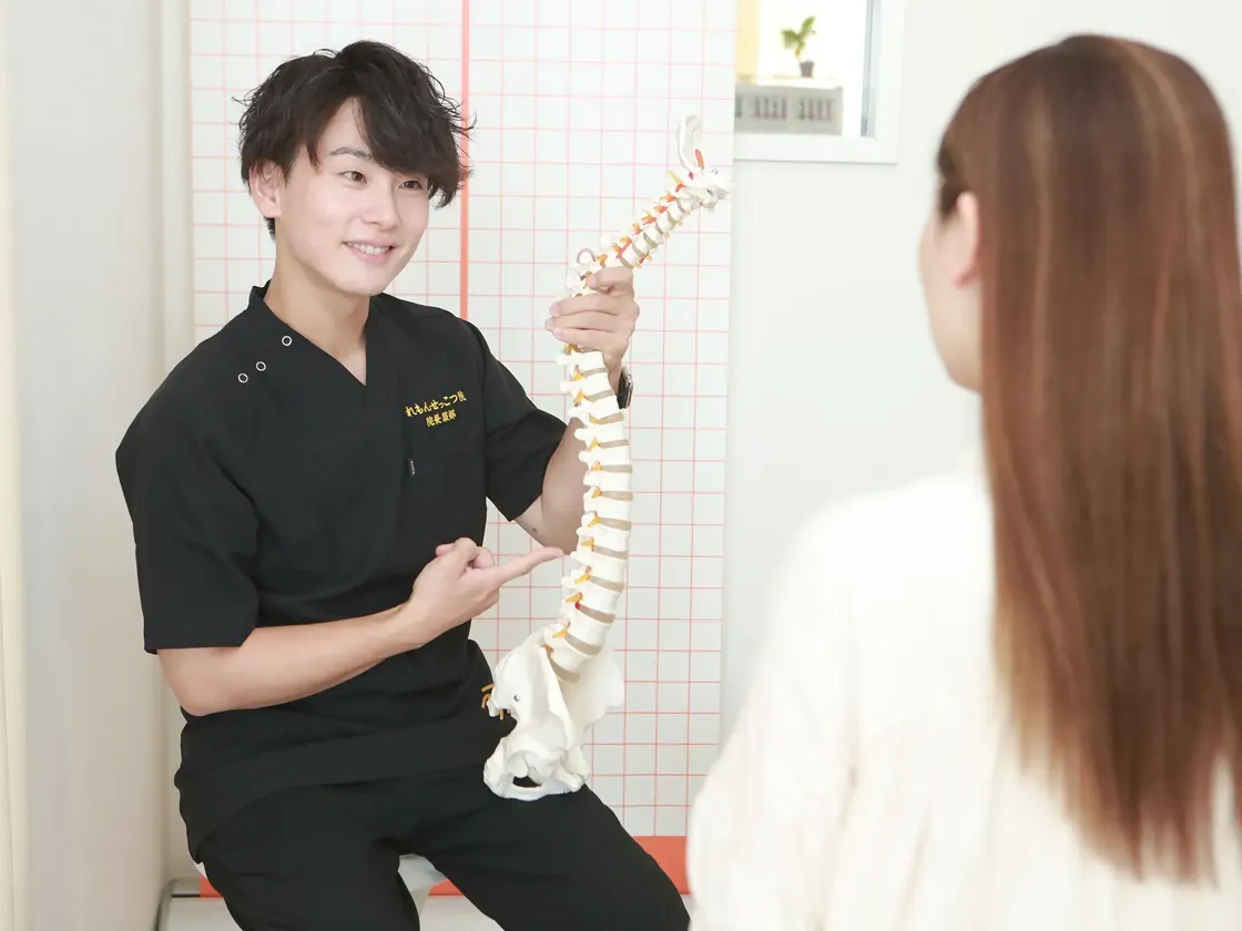 骨格模型を使い身体の状態を説明するスタッフ